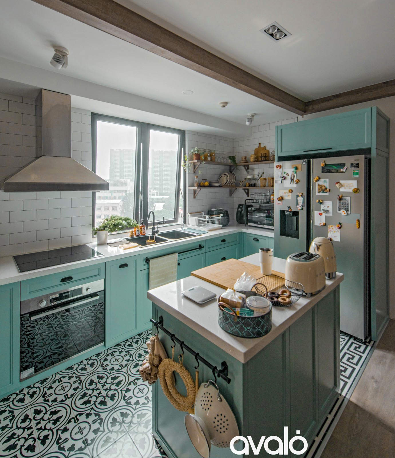 Phòng bếp với Thiết kế màu xanh bạc hà dịu mát.