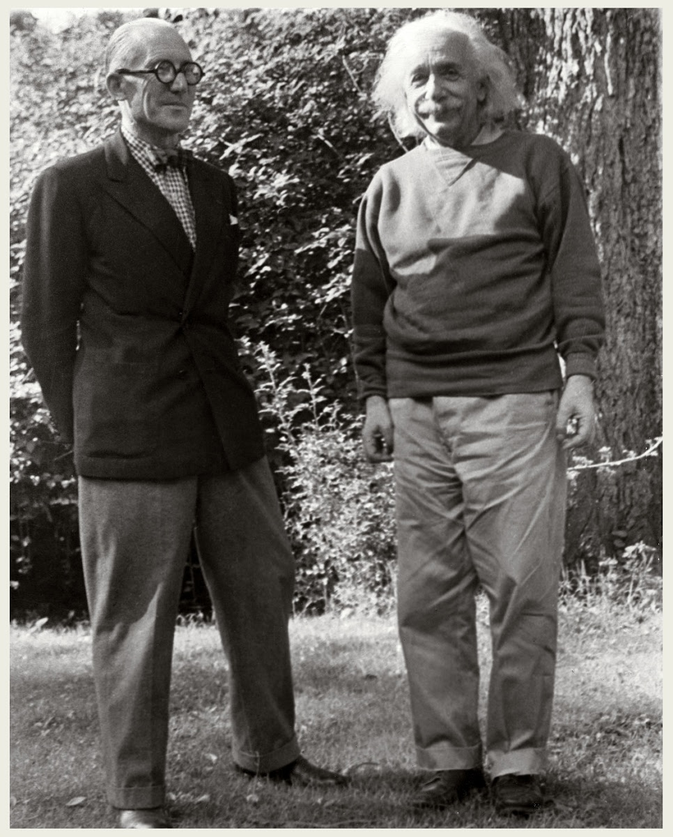 KTS Le Corbusier (bên trái)