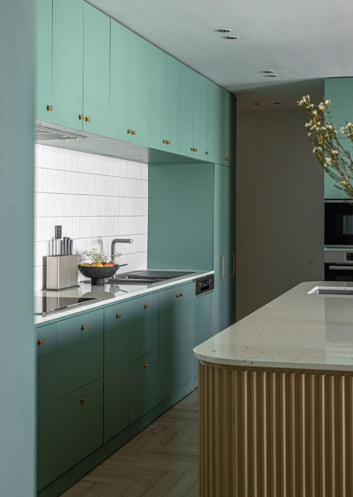 Thiết kế nội thất nhà bếp chung cư hiện đại với đảo bếp