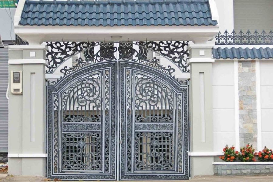 Thiết kế cổng biệt thự cần cân đối với cửa chính